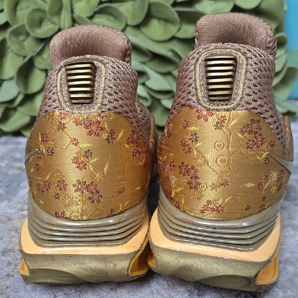 Women's Nike Athletic Shoe Shox Gravity Metallic - Picture 10 of 13